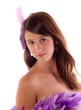 Photo: portrait d'une jolie femme au boa violet portrait d'une jolie femme au boa violet