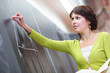 Foto : Pretty young elementary school/college teacher writing on the ch Pretty young elementary school/college teacher writing on the ch