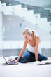 Foto : On campus - pretty female student with laptop and books working On campus - pretty female student with laptop and books working