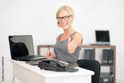 Photo: junge Frau am Arbeitsplatz junge Frau am Arbeitsplatz