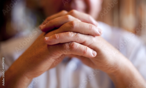 Photo: homme mains jointes attention homme mains jointes attention