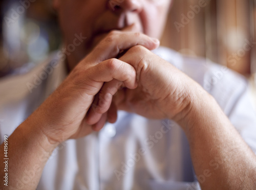 Photo: homme mains jointes écoute réflexion homme mains jointes écoute réflexion
