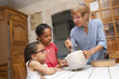 Senior - grand-mère préparant un gâteau avec ses petits-enfants