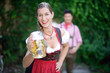 Mann und Frau in Wiesn Stimmung