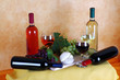 Formaggio fresco e bottiglie di vino