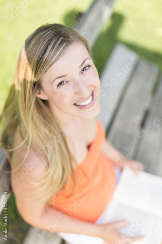 Foto: Frau liest ein Buch im Park Frau liest ein Buch im Park