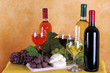 Formaggio e calici di vino rosso,bianco e rosato