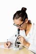 Ragazza al microscopio