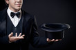 Foto: closeup of magician showing tricks with top hat isolated closeup of magician showing tricks with top hat isolated