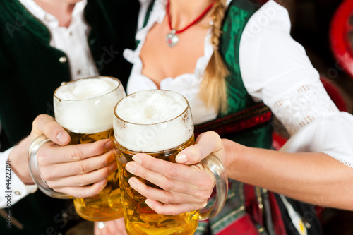 Photo: Paar trinkt Bier in einer Brauerei Paar trinkt Bier in einer Brauerei