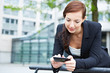 Frau mit Smartphone im Internet