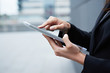 Foto: Zeigefinger auf Tablet Computer Zeigefinger auf Tablet Computer