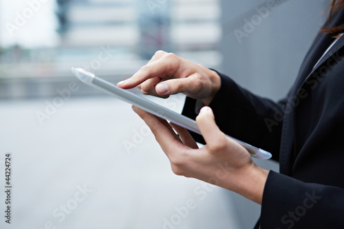 Photo: Zeigefinger auf Tablet Computer Zeigefinger auf Tablet Computer