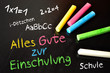 Tafel mit bunter Kreide und Einschulung