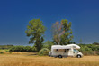 Camper in sosta in campagna