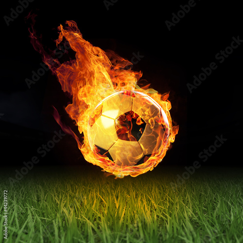 Illustration: Fussball in Flammen auf Spielfeld 3D Fussball in Flammen auf Spielfeld 3D