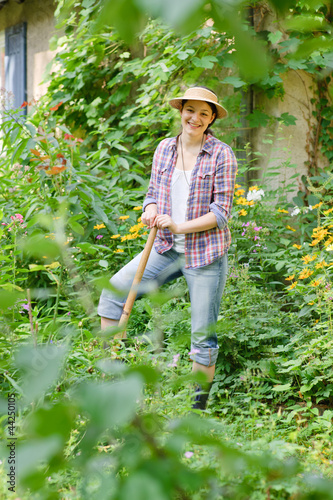Foto: Junge Frau bei der Gartenarbeit Junge Frau bei der Gartenarbeit