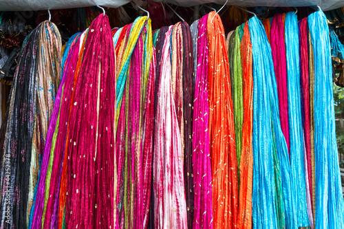 Photo: Bunte Schals auf dem Markt in Indien Bunte Schals auf dem Markt in Indien