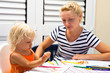 Foto: mother teaching to draw hwr daughter mother teaching to draw hwr daughter