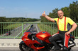 Motorradfahrer zeigt Daumen hoch