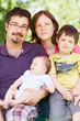 Glückliche Familie im Freien