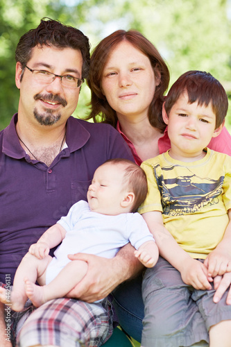 Photo: Glückliche Familie im Freien Glückliche Familie im Freien