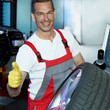 Foto: Master mechanic in a garage with summer tyre shows ok Master mechanic in a garage with summer tyre shows ok