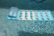 Luftmatratze im Pool