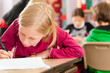 Schulkinder und Lehrerin lernen an der Schule