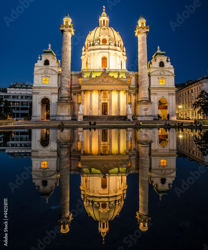 Photo: Karlskirche in Wien zur Blauen Stunde Panorama Frontal Karlskirche in Wien zur Blauen Stunde Panorama Frontal