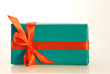 Blaues Geschenk mit roter Dekoration