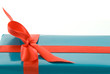 blaues Geschenk mit roter Schleife