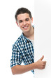 Teenager mit Werbeschild zeigt Daumen hoch