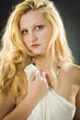 Blondine mit Laken