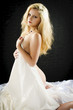 Blondine mit Laken