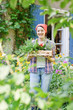 Junge Frau im Garten