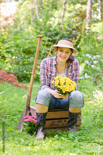 Foto: Junge Frau im Garten Junge Frau im Garten