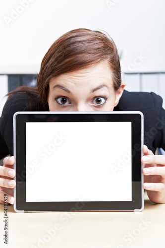 Photo: Geschäftsfrau versteckt sich hinter Tablet Computer Geschäftsfrau versteckt sich hinter Tablet Computer