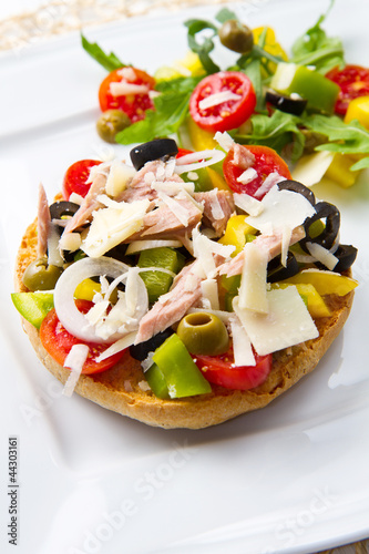 Foto: frisella with vegetables and tuna frisella with vegetables and tuna