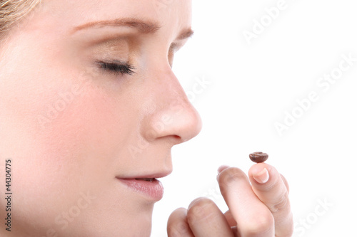 Photo: Frau mit Kaffeebohne Frau mit Kaffeebohne