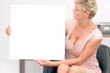Firmeninhaberin macht Werbung