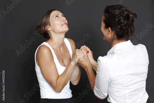 Photo: Zwei Frauen beglückwünschen sich Zwei Frauen beglückwünschen sich