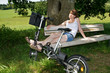 junge Frau mit e-bike beim Entspannen