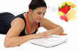 Foto: young woman with a weight scale and fresh fruit young woman with a weight scale and fresh fruit