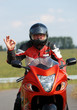 Motorradfahrer gibt ok-Zeichen