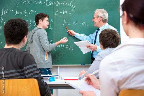 Photo: Studenten mit dem Dozenten im Klassenraum Studenten mit dem Dozenten im Klassenraum