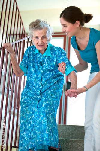 Photo: Seniorin beim Treppensteigen Seniorin beim Treppensteigen