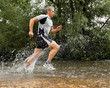 Photo: Jogger durchquert ein Bachbett Jogger durchquert ein Bachbett