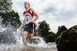 Jogger durchquert ein Bachbett