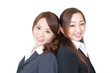 女性二人が背中合わせで笑顔